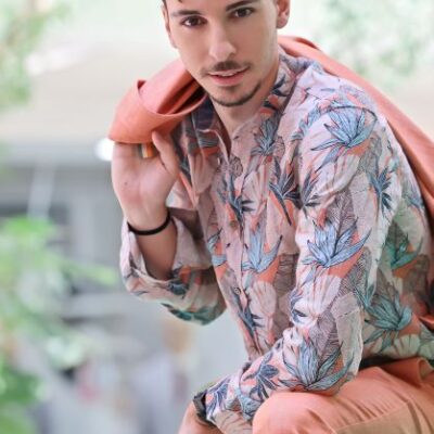 capelli uomo: Un Connubio di Energia e Riflessività nello Stile